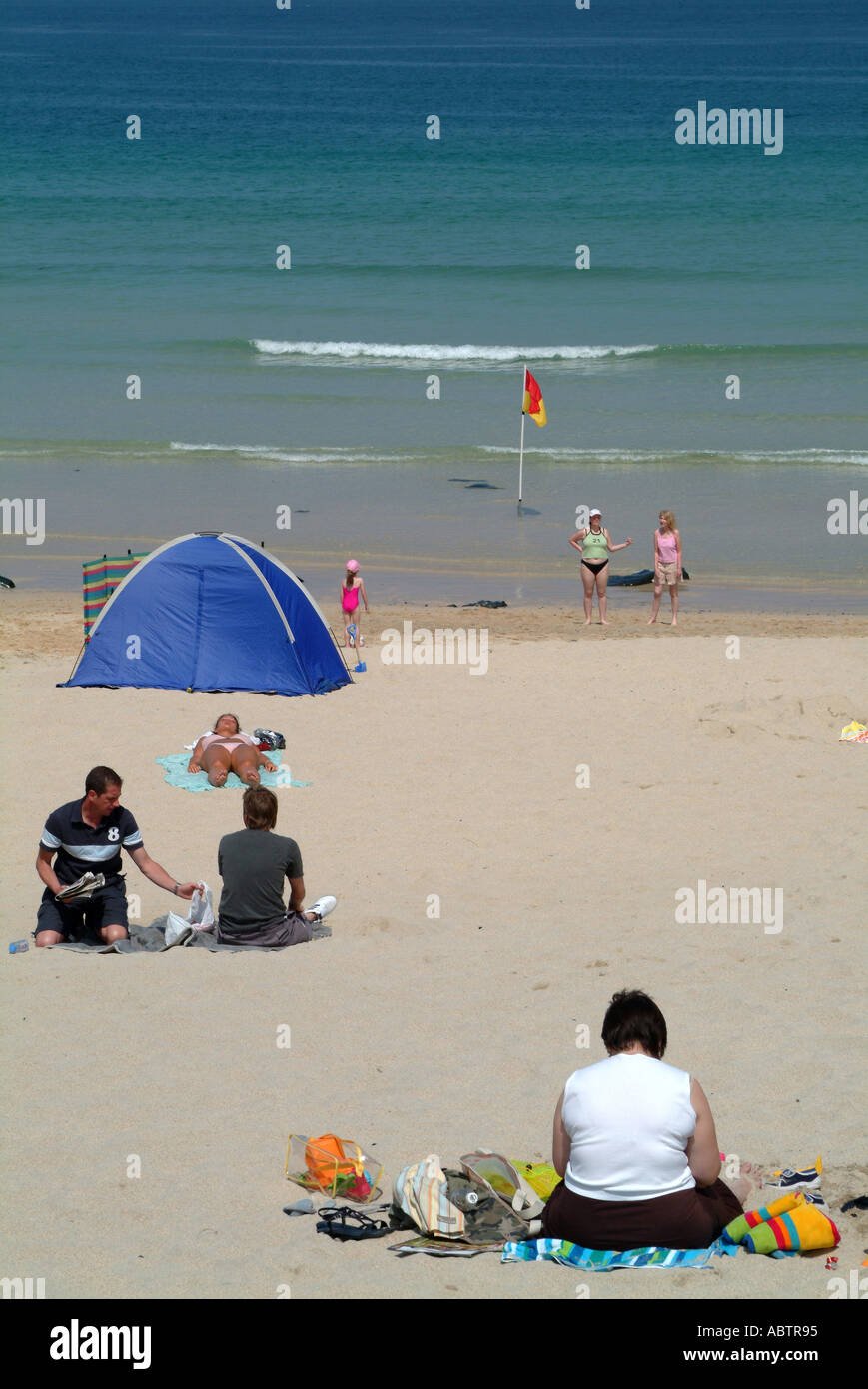 La gente a prendere il sole sulla spiaggia di St Ives Cornwall Foto Stock