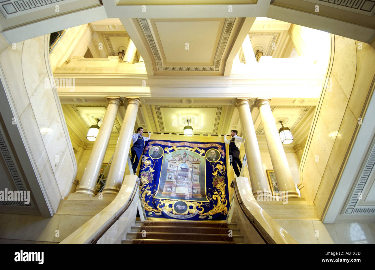 I Freemasons Hall e il sindacato banner sulla scalinata dei Freemasons Hall di Londra Holborn Foto Stock