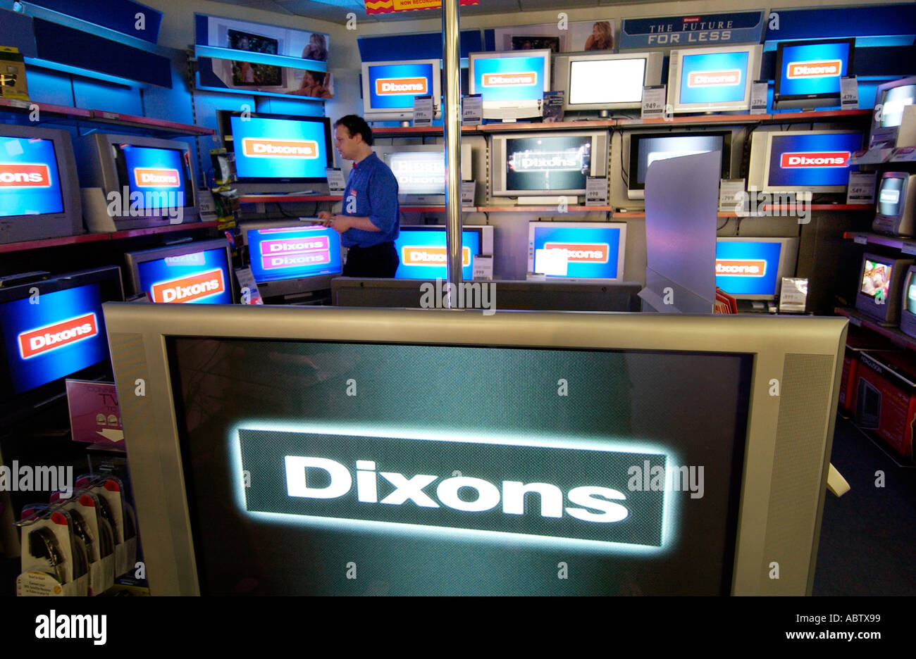 Interno di Dixons store con schermi televisivi Foto Stock