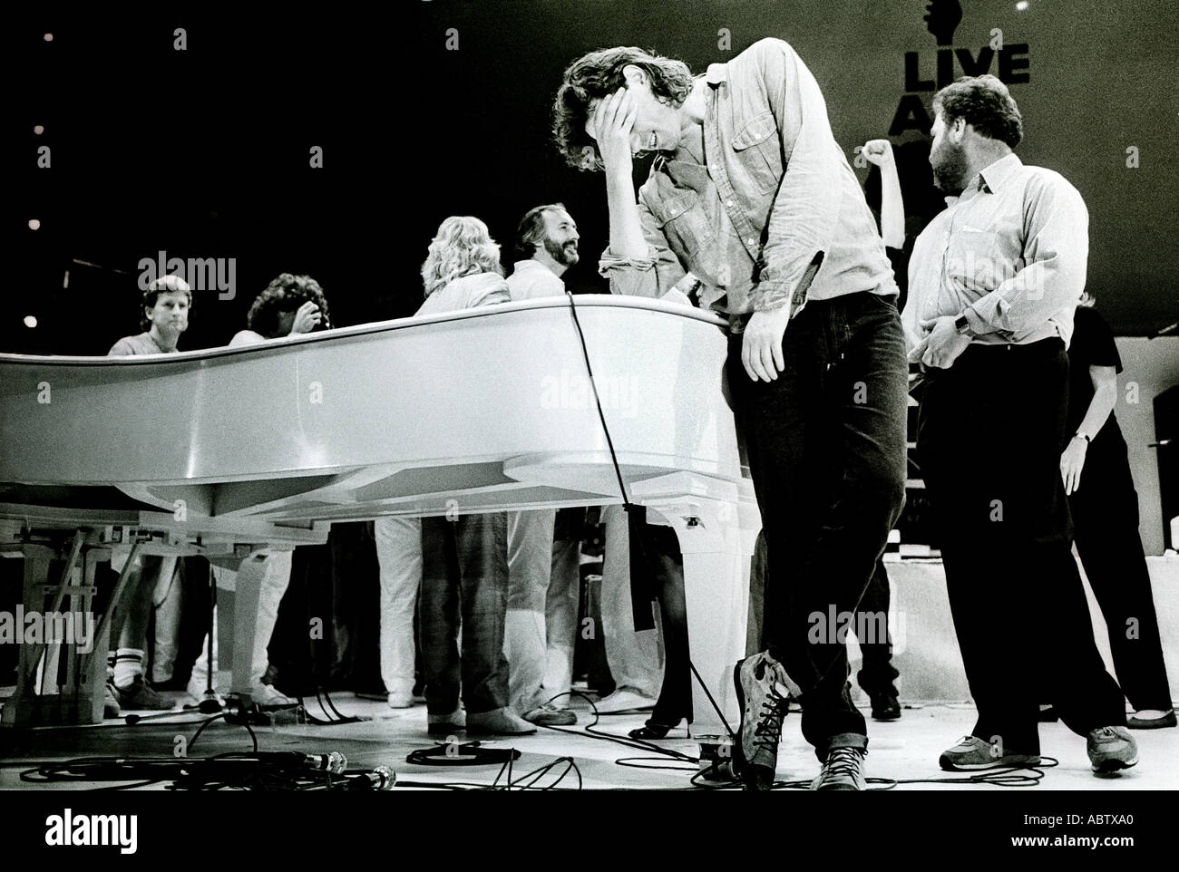 Bob Geldof negli attimi finali del Live Aid, sul palco a Wembley Stadium, alleggerita la massiccia manifestazione è finita. Foto Stock