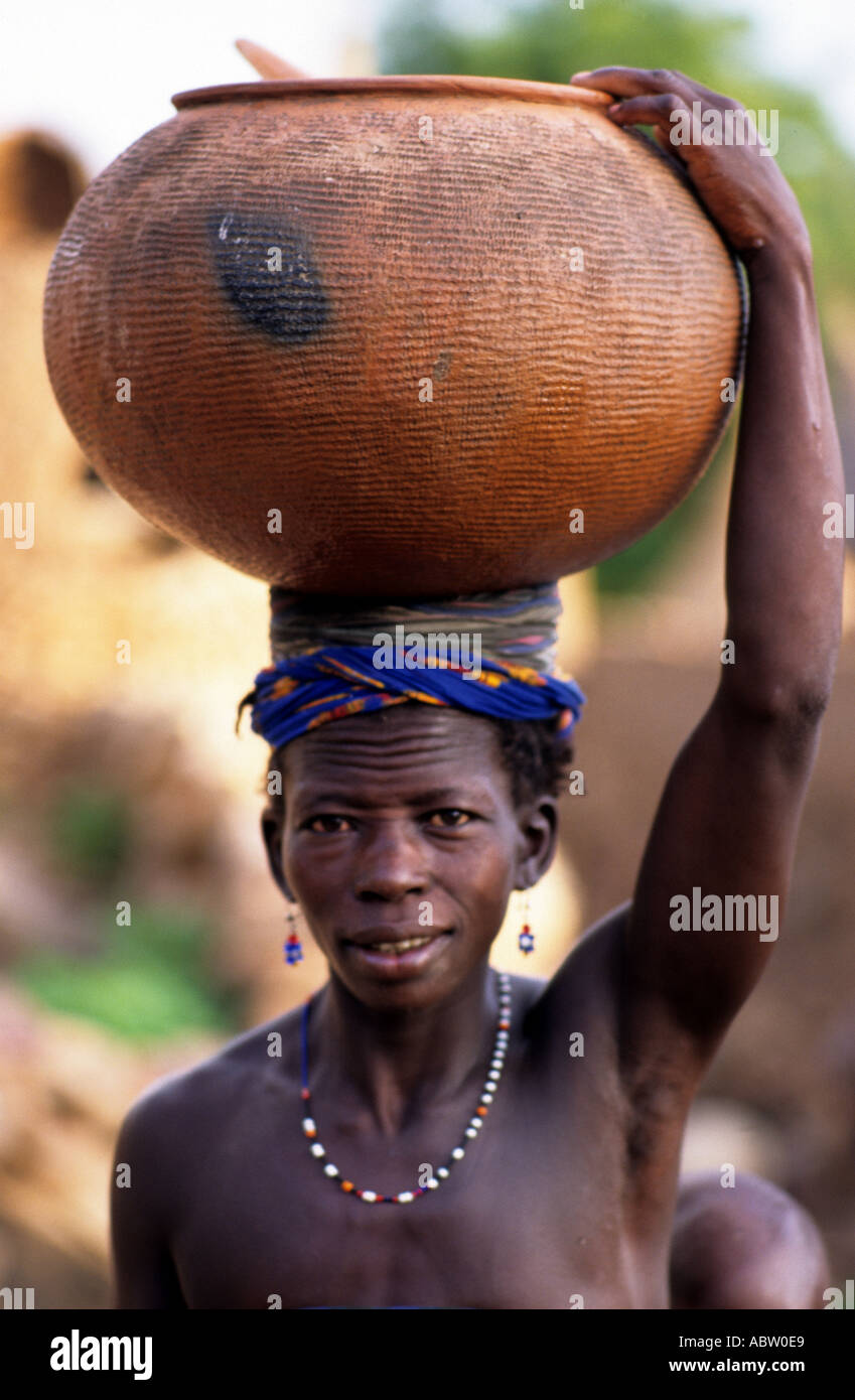 Dogon Donna con otre sulla testa del Mali Foto Stock