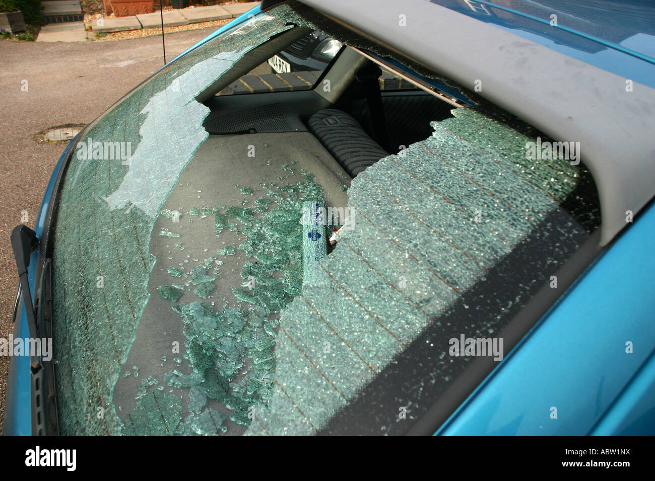 Auto con rottura del parabrezza posteriore Foto Stock