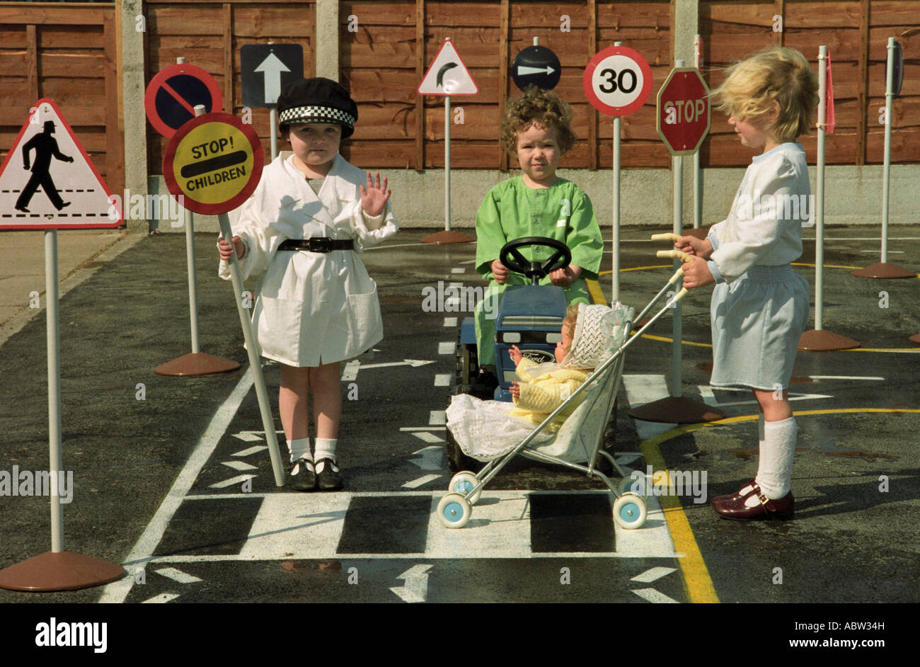 Pre School Road Safety Education in un parco giochi in Inghilterra UK. Foto Don Tonge Foto Stock