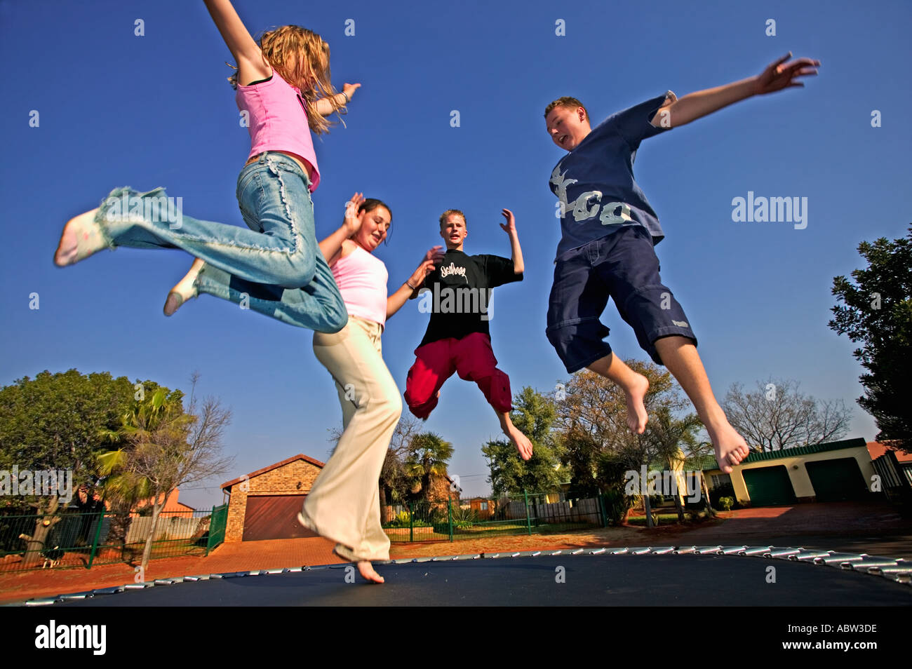 Bambini I bambini che giocano nel rimbalzo e divertirsi sul trampolino Modello rilasciato Foto Stock