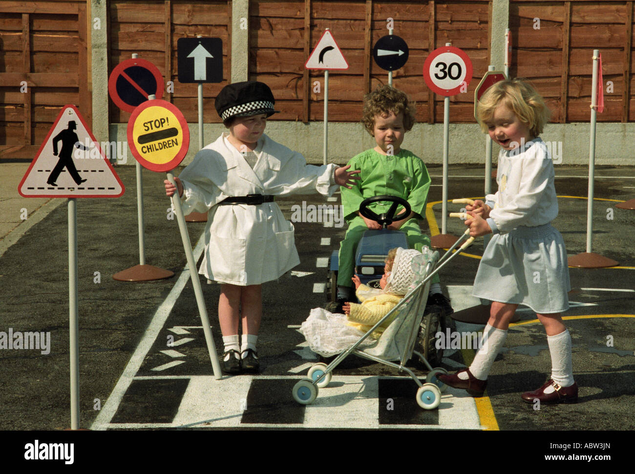 Pre School Road Safety Education in un parco giochi in Inghilterra UK. Foto Don Tonge Foto Stock