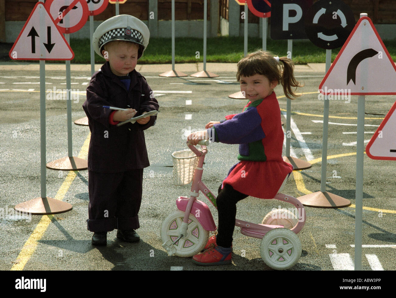 Pre School Road Safety Education in un parco giochi in Inghilterra UK. Foto Don Tonge Foto Stock