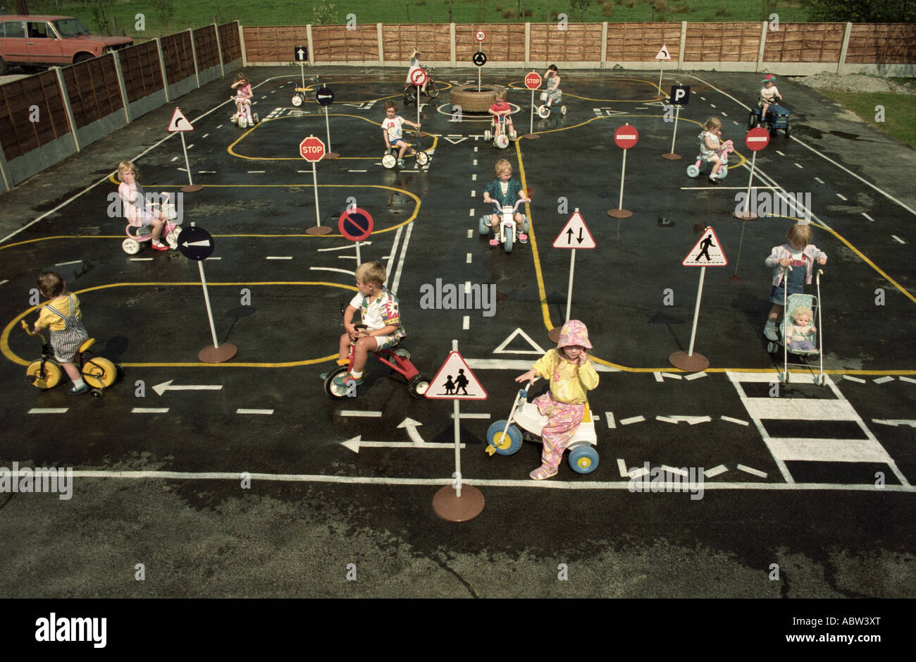 Pre School Road Safety Education in un parco giochi in Inghilterra UK. Foto Don Tonge Foto Stock