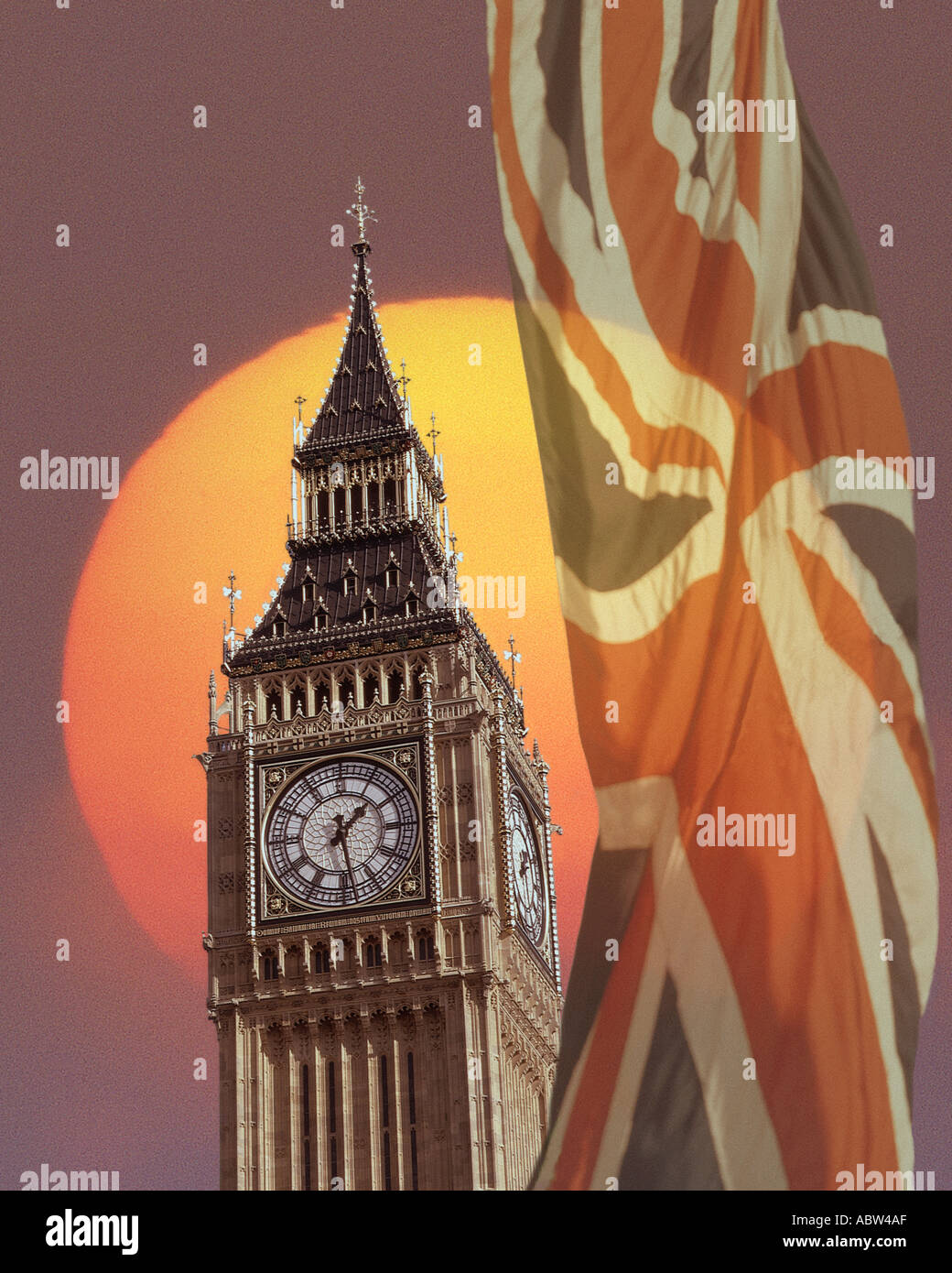GB - LONDRA: Elizabeth Torre (Big Ben) con Union Jack e Sun Foto Stock