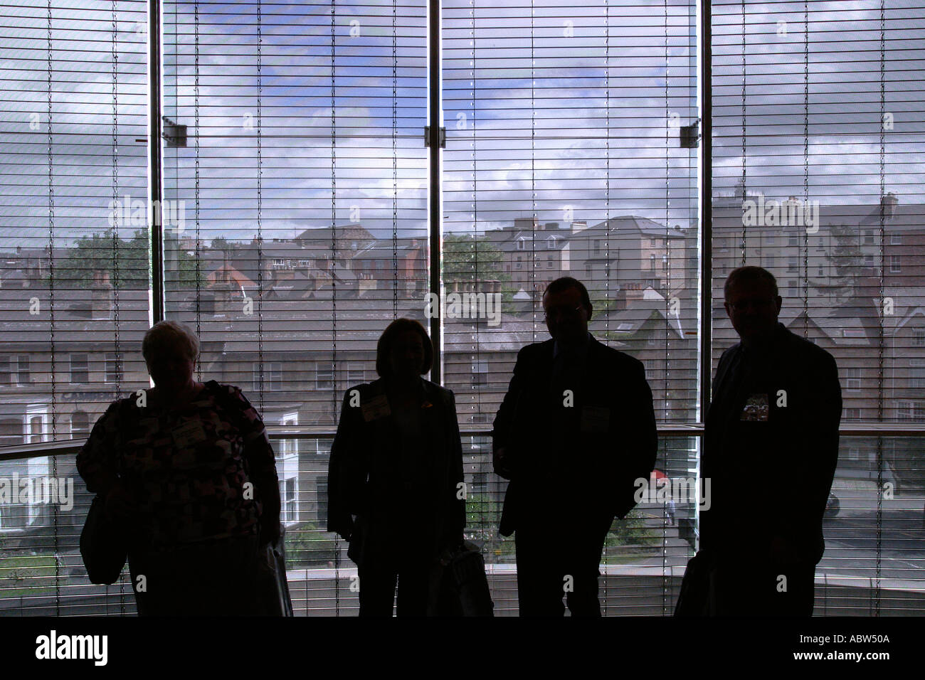 I delegati al di fuori della sala principale del Centro Conferenze Internazionale di Harrogate in background, nello Yorkshire, Regno Unito. Foto Stock