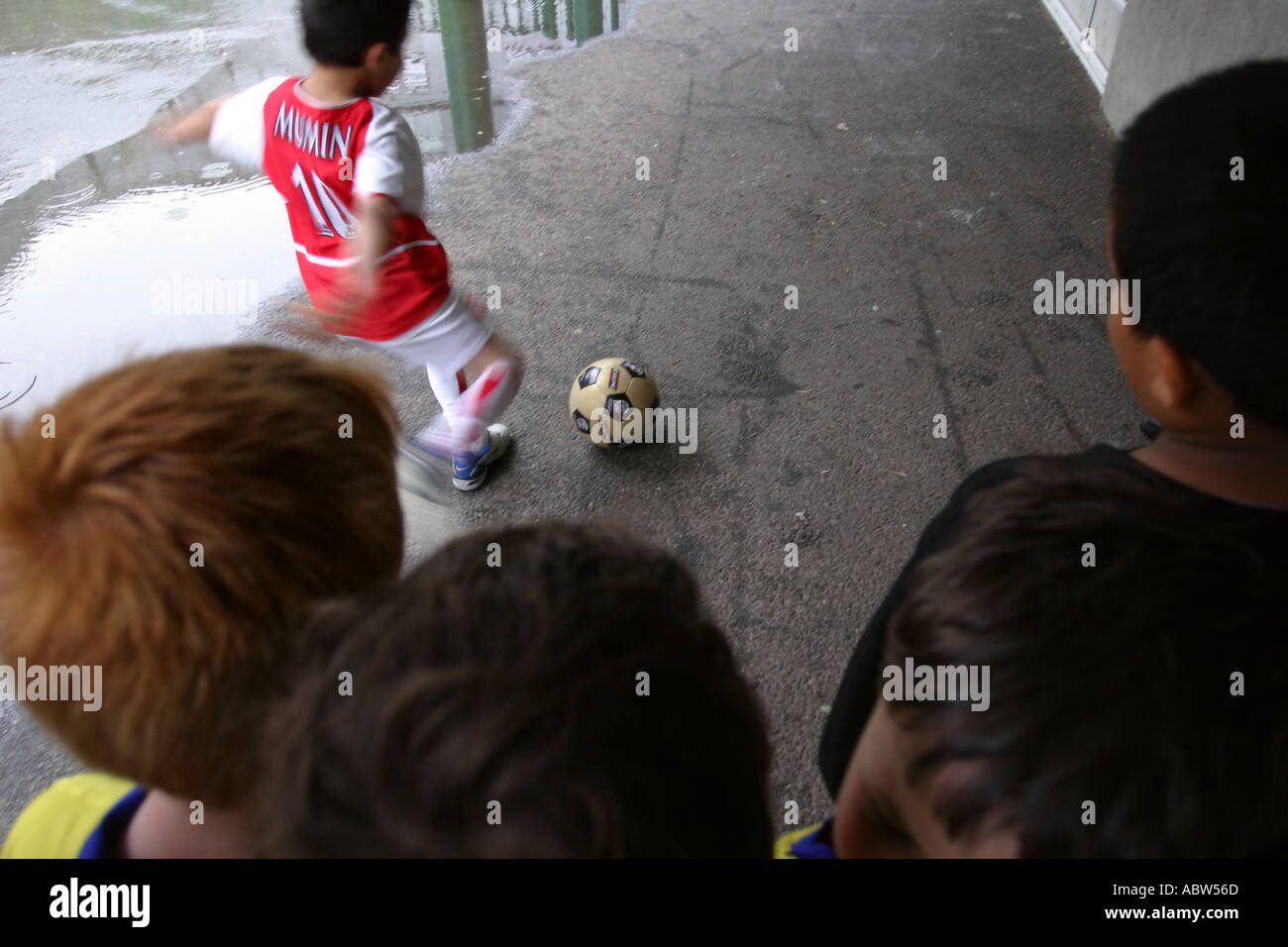 Un ragazzo calci una palla durante una partita di football club session a scuola, Stoke Newington, Londra, Regno Unito. Foto Stock Un ragazzo calci una palla durante una partita di football club session a scuola, Stoke Newington, Londra, Regno Unito. Foto Stock