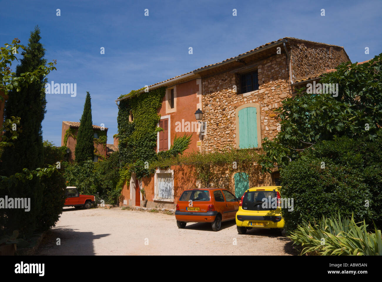 Roussillon Luberon Provence Francia red rock hill village case colorate in affitto per vacanze Foto Stock