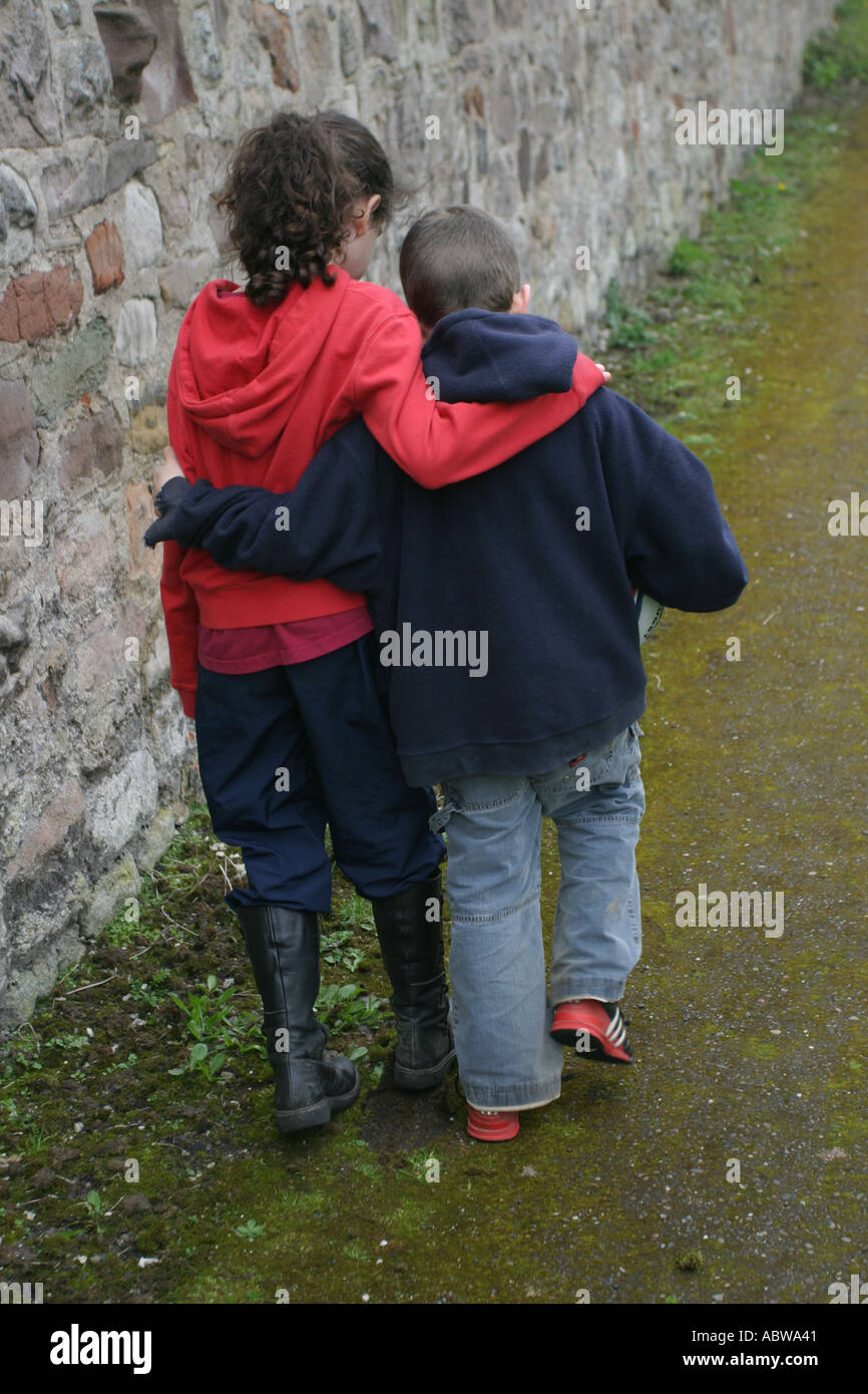 Due fratelli in cammino insieme, Berwick upon Tweed, Northumbria, UK. Foto Stock