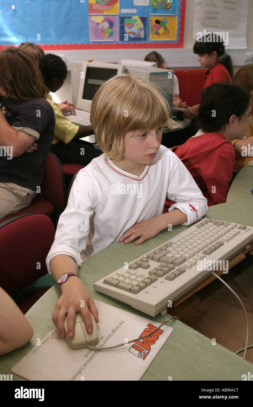 Una giovane ragazza che lavora su un computer nella sua scuola di computer suite, Betty Layward junior school di Londra, Regno Unito. Foto Stock