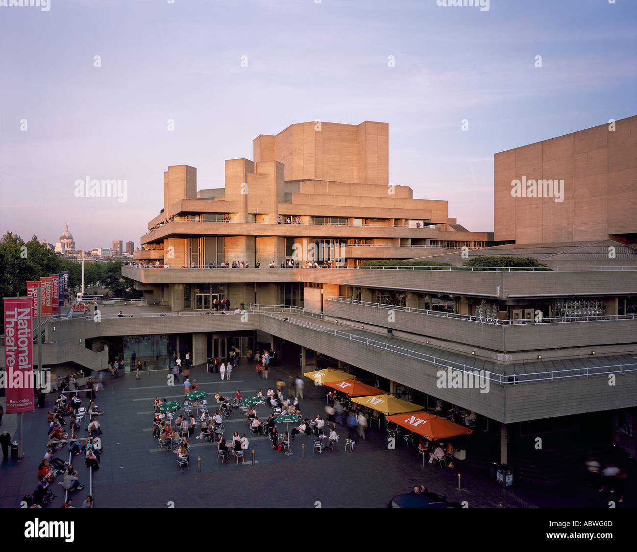 Edifici di Londra, National Theatre, London, 1967 - 1976. Esterno. Architetto: Sir Denys Lasdun Foto Stock