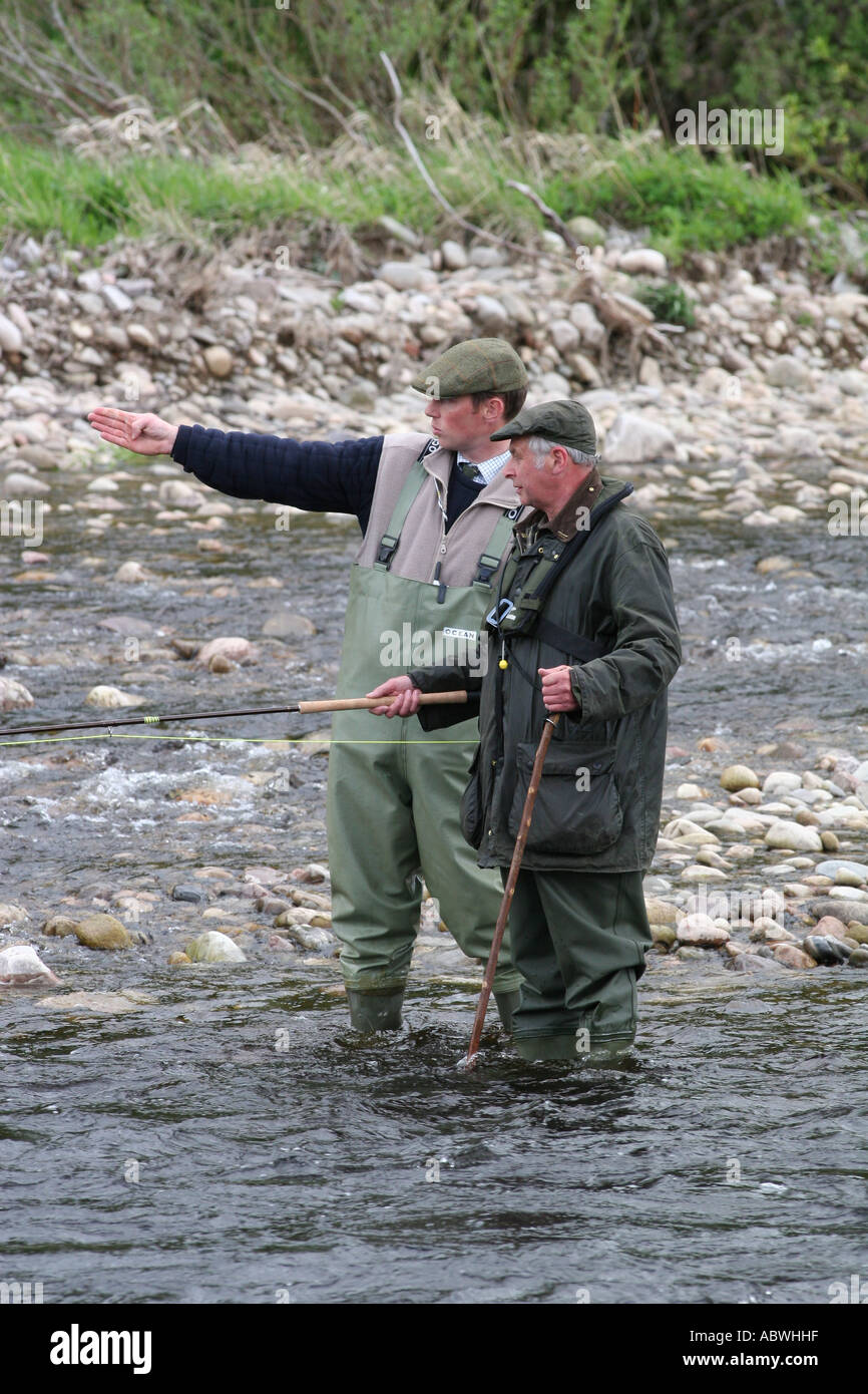 'Scotish Ghillie fornisce istruzioni e consigli su come pescare il fiume Spey' Foto Stock