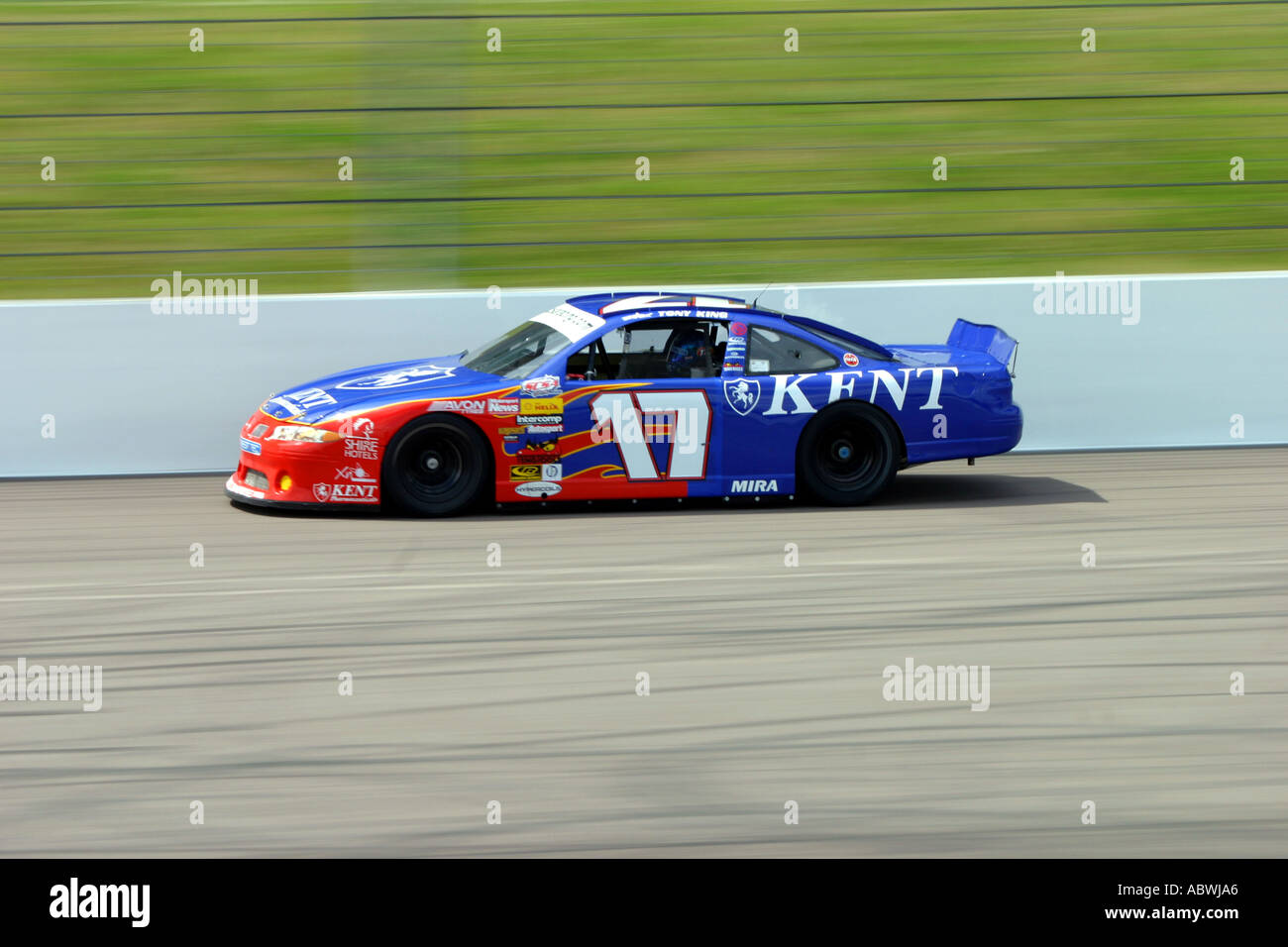 V8 tipo Nascar stock cars racing su un puntato circuito ovale Foto Stock