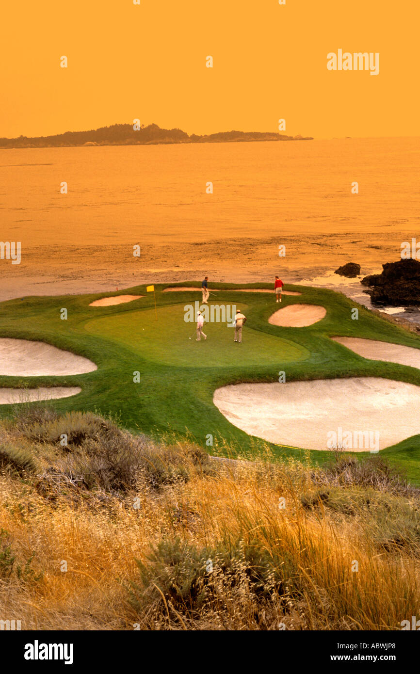 La famosa buca numero 7 al costoso Pebble Beach Golf Course Pebble Beach in  California uno dei più famosi campi da golf Foto stock - Alamy