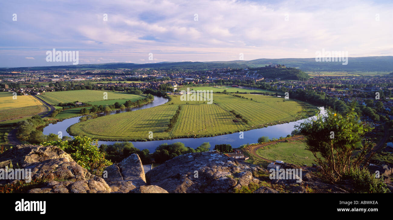 Vista sul fiume Forth da Abbey Craig alla città di Stirling e il suo castello, Scotland, Regno Unito Foto Stock