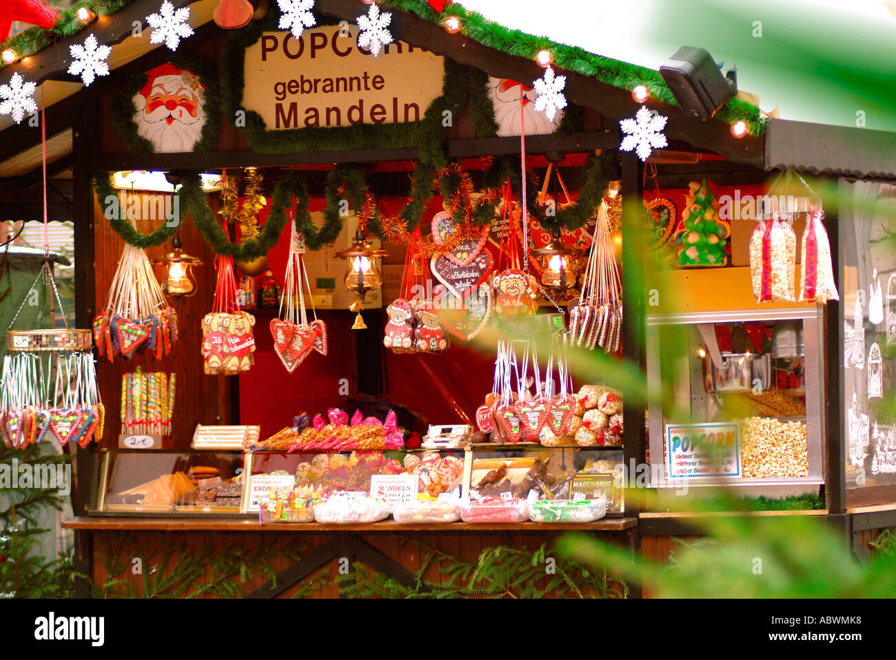 Cuori di panpepato e mandorle su un mercato prima di natale Lebkuchenherzen und Mandeln Weihnachtsmarkt Foto Stock