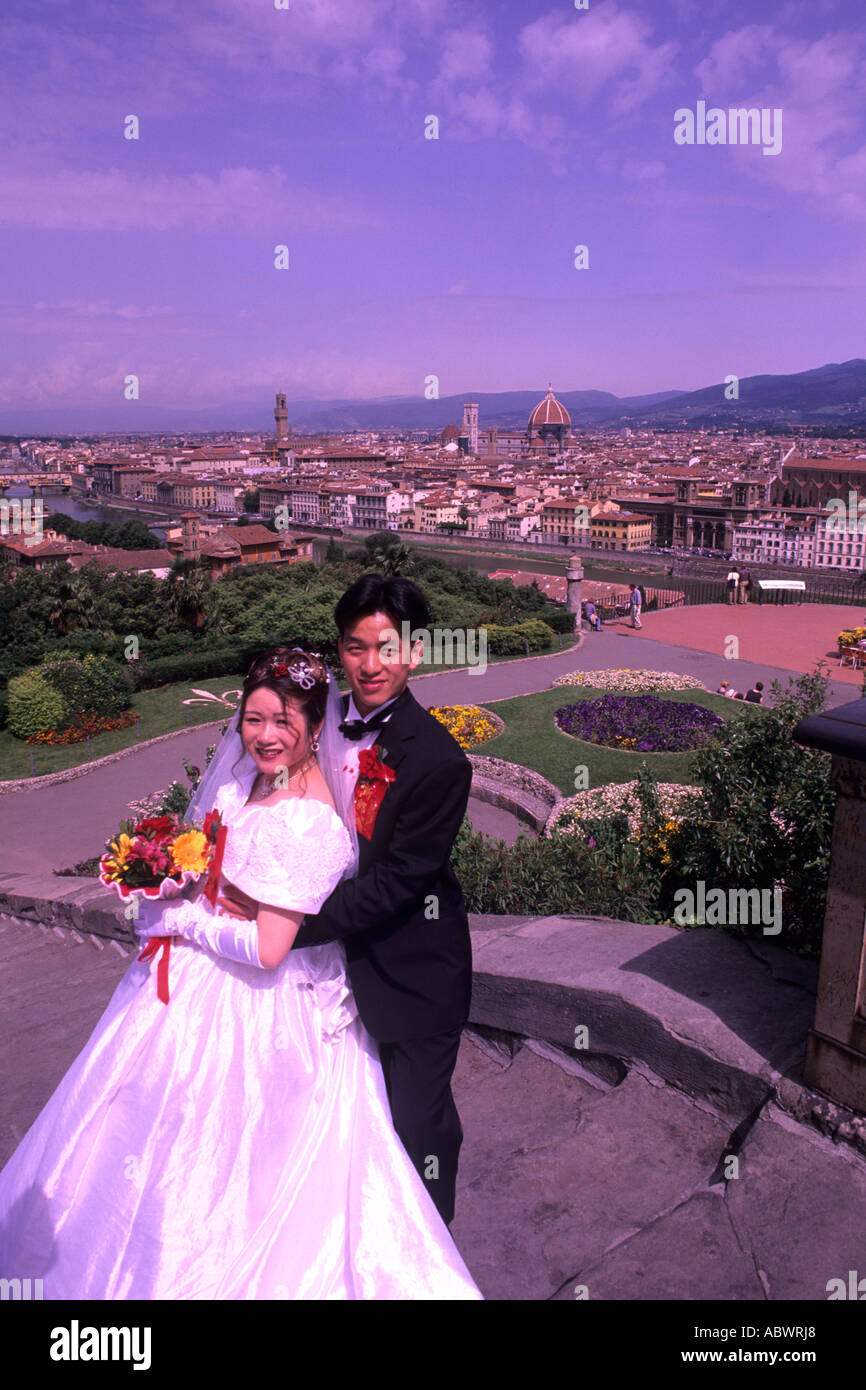 Asian sposa e lo sposo nella bellissima scenic di Michelangelo Plaza sulla cima affacciato sulla romantica Firenze in Toscana Foto Stock