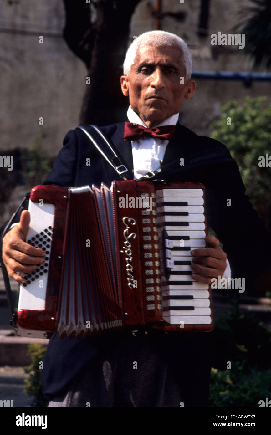Uomo di musica Riproduzione di formare fisarmonica a Sorrento Italia Foto Stock