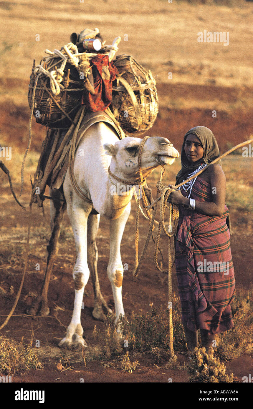 Gabbra donna con cammello sulla montagna di Marsabit nel nord del Kenya Foto Stock