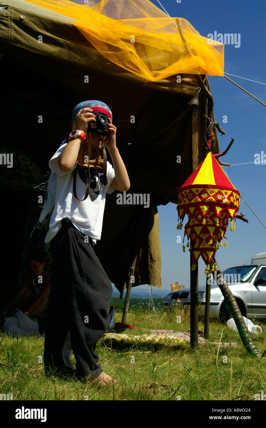 Ragazzo giovane ragazzo fotografo presso Lipovec HillTop Festival musica rave party all'aperto, Slovacchia Foto Stock