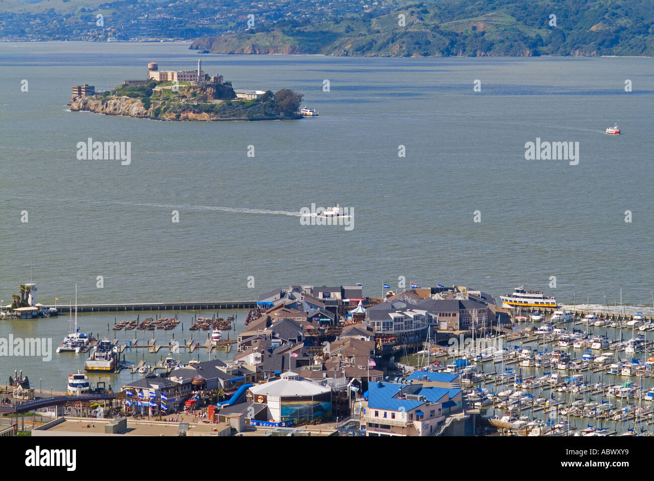 Famoso punto di riferimento la prigione di Alcatraz a San Francisco preso dalla Coit Tower sul Telegraph Hill con la baia Foto Stock