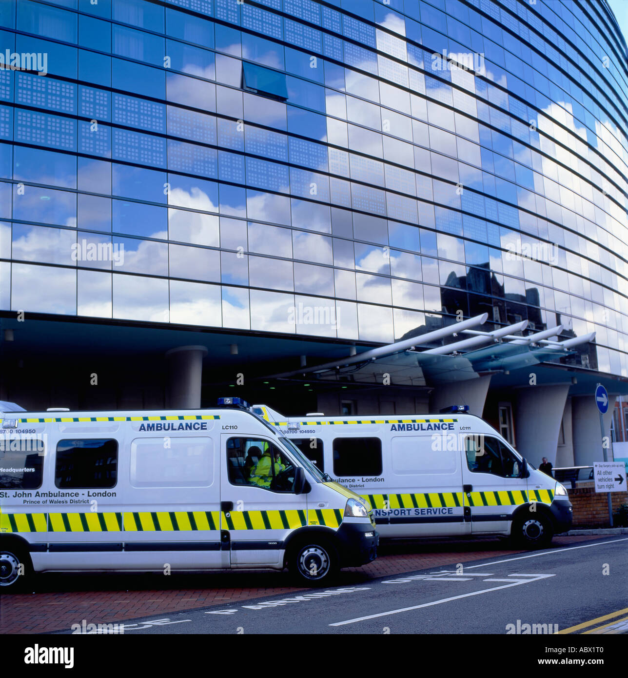 St John Ambulance veicoli parcheggiati al di fuori del Giubileo ala progettato dagli architetti usignoli di Kings College Hospital di Londra Sud UK KATHY DEWITT Foto Stock
