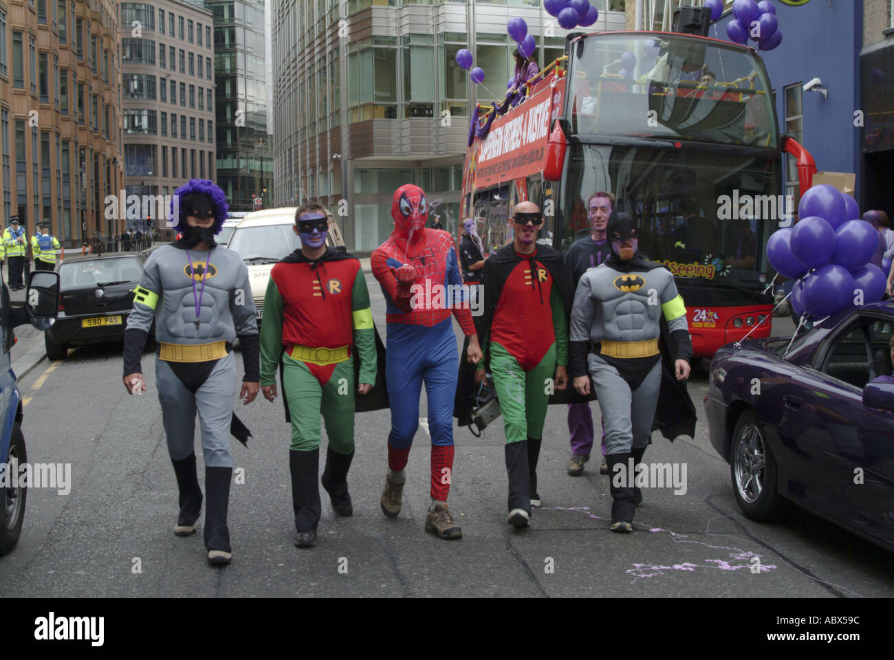 4 Padri giustizia supereroi preparandosi a prendere parte al giorno d padri giorno protesta nel rally di Londra 2004 Foto Stock