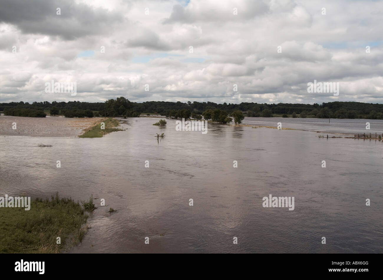 Flood, acqua, vicino a John Smiths, birreria, in, Tadcaster, Nord, nello Yorkshire, pesante, pioggia, luglio 2007, inondazioni, piano, allagata, ri Foto Stock