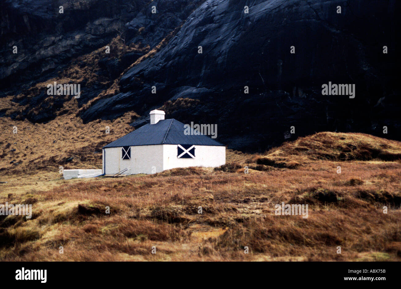 Lonely white house da nera Cullin Montagne Foto Stock