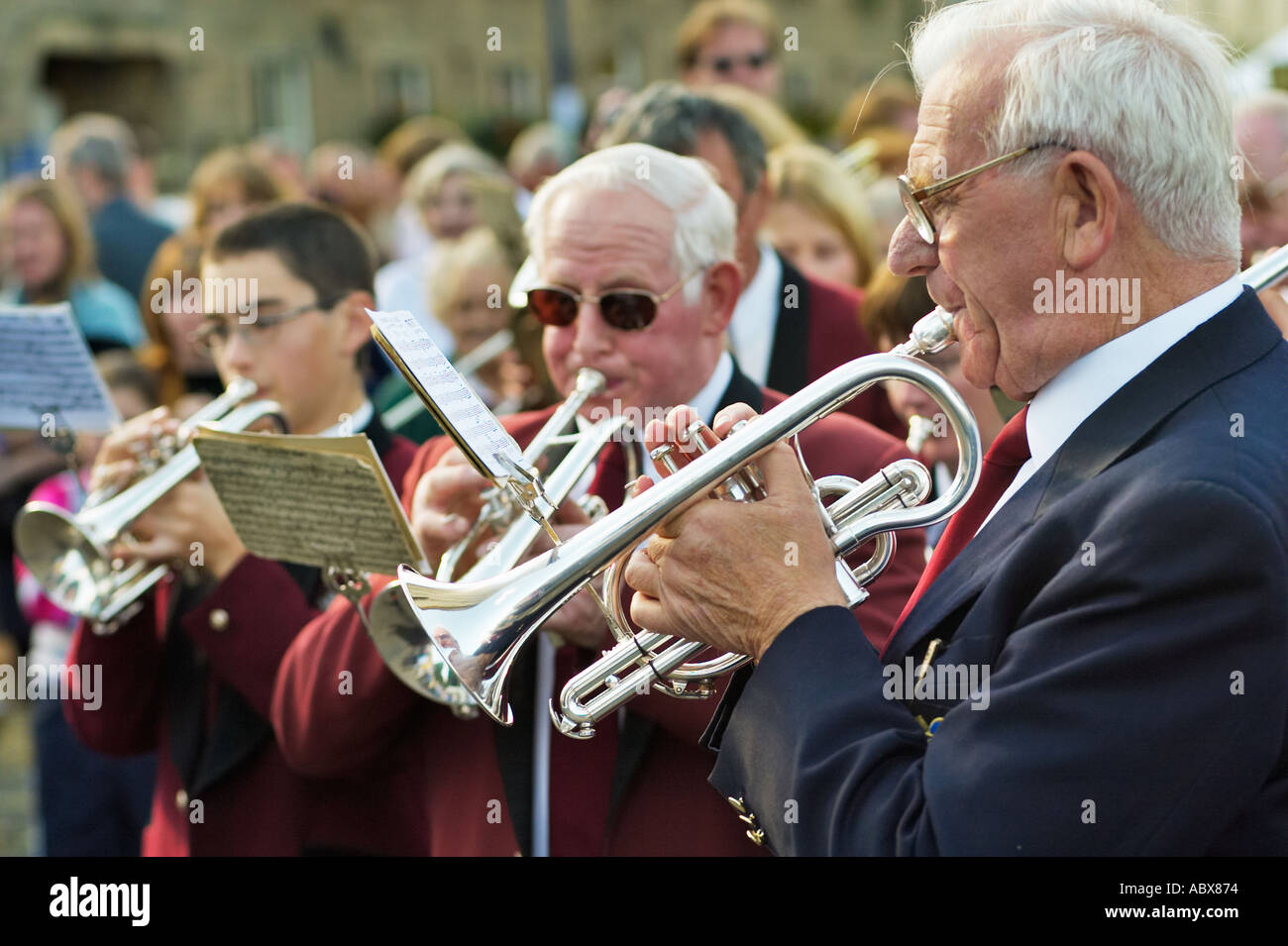 Banda di ottoni intrattenere una folla nello Yorkshire, Inghilterra, Regno Unito Foto Stock