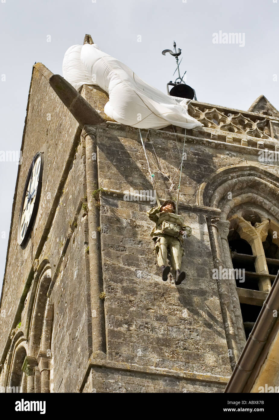 Modello di John Steele paracadutista USA ottantaduesima Airborne sulla torre della chiesa di St Mere Eglise, Normandia, Francia Foto Stock