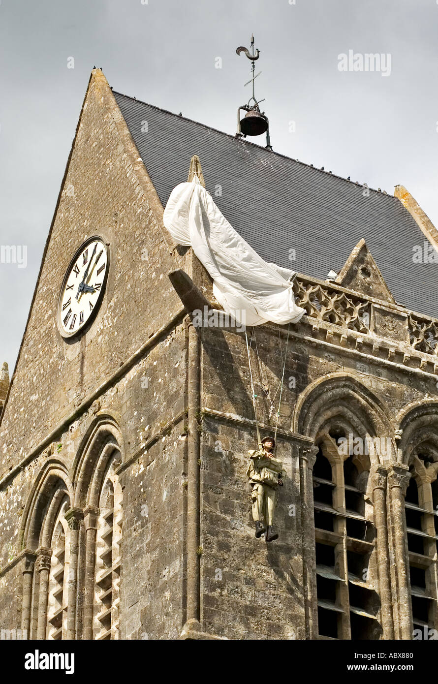 Modello di John Steele paracadutista USA ottantaduesima Airborne appesa al campanile della chiesa di St Mere Eglise Normandia Francia Foto Stock