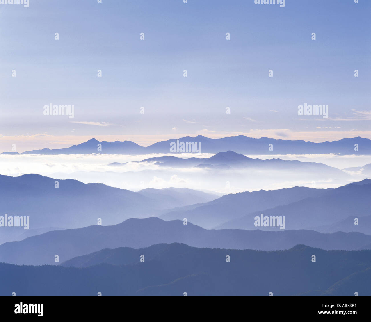 Silhouette di montagne visto sotto il cielo Foto Stock