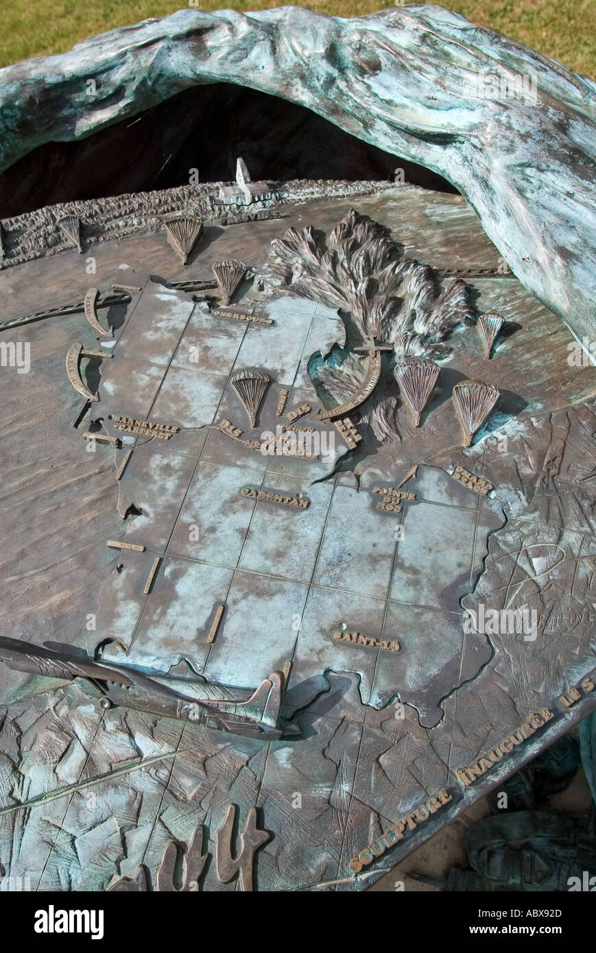 Orientamento del bronzo tabella che mostra la battaglia di Normandia all'Iron Mike memorial La Fiere, St Mere Eglise Foto Stock