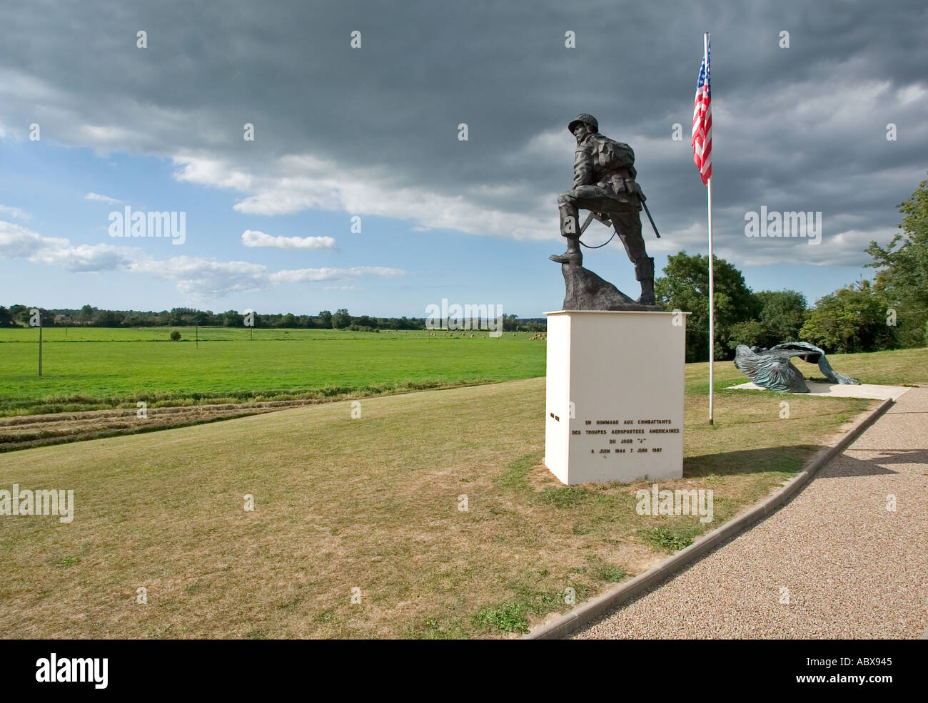 Normandia francia - Iron Mike WW2 Memoriale di guerra per noi Airborne Forces che ha liberato St Mere Eglise sul campo di battaglia a La Fiere Foto Stock