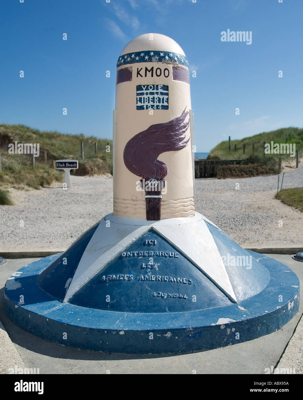 Memoriale della liberazione marcatore di pietra al di fuori del giorno d Museo su Utah Beach, Normandia, Francia Foto Stock