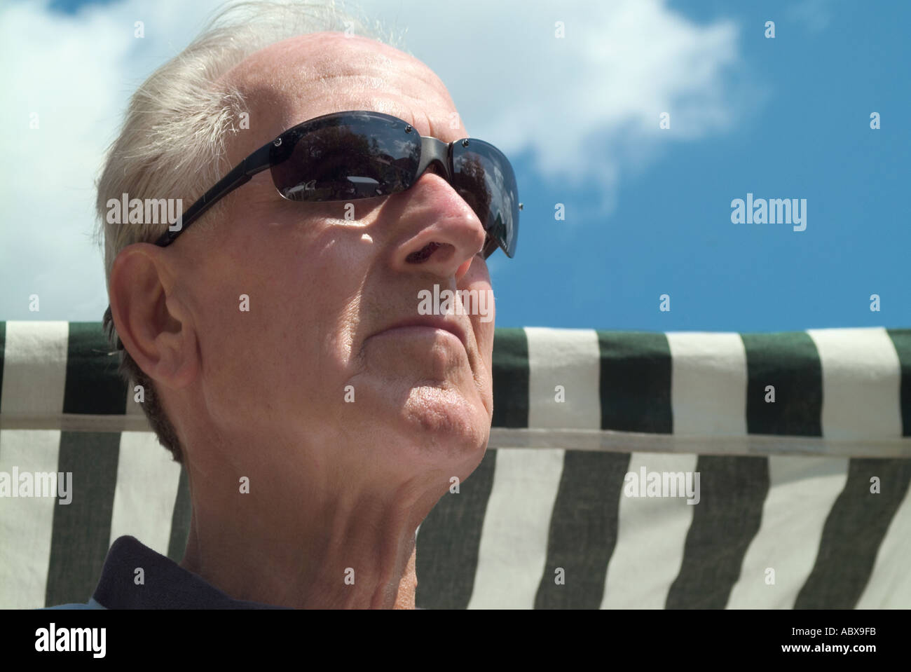 Uomo anziano indossando occhiali da sole Foto Stock