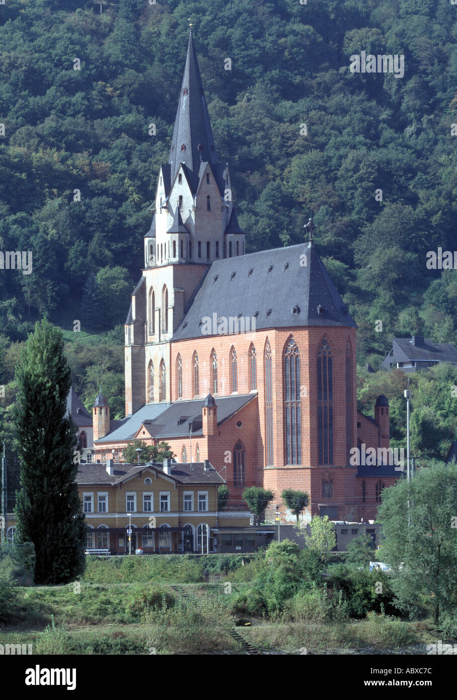 Oberwesel, Pfarrkirche , Unserer lieben Frau, Blick vom rechten Rheinufer Foto Stock