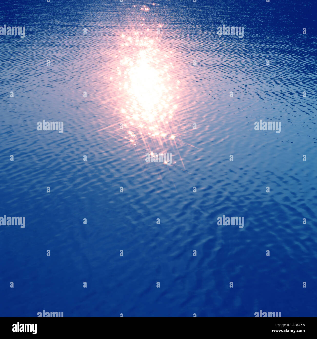 La luce del sole riflessa sulla superficie dell'acqua Foto Stock