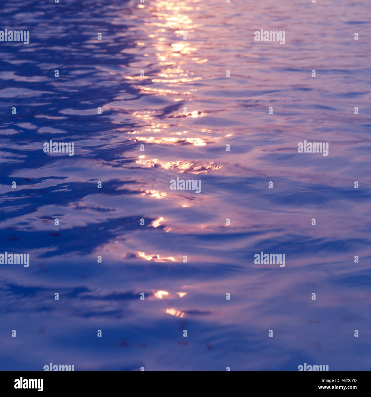 La luce del sole riflessa sulla superficie dell'acqua Foto Stock