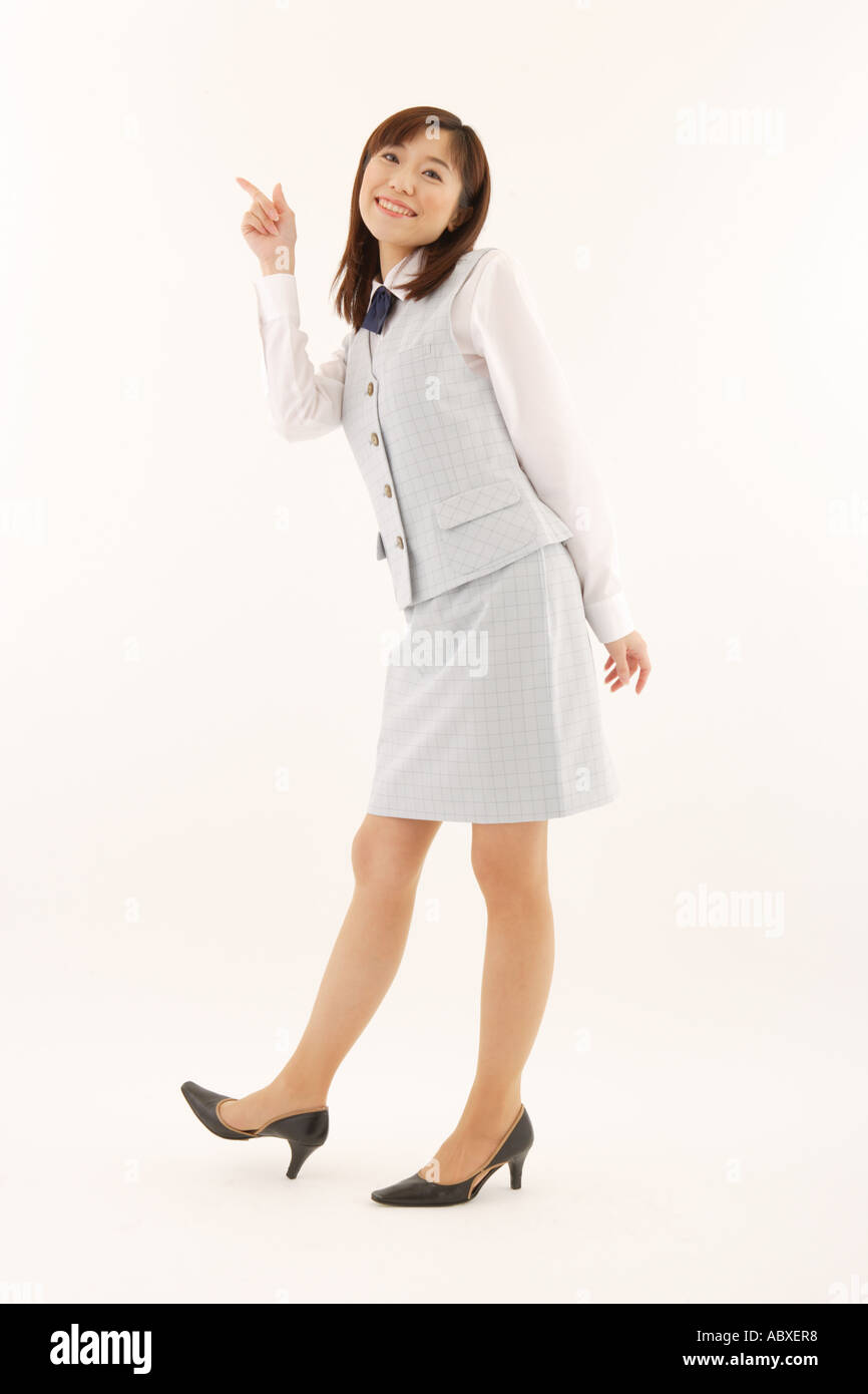 Una donna in abbigliamento formale rivolta verso una direzione Foto Stock