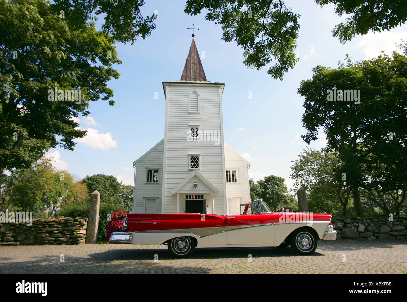 Ford Fairlane Skyliner all'esterno della chiesa Foto Stock
