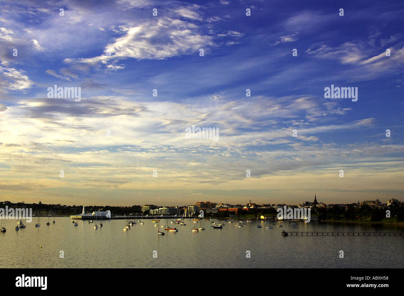 Presto luce sulla Baia di Corio Geelong Port Phillip Bay Victoria Australia Foto Stock