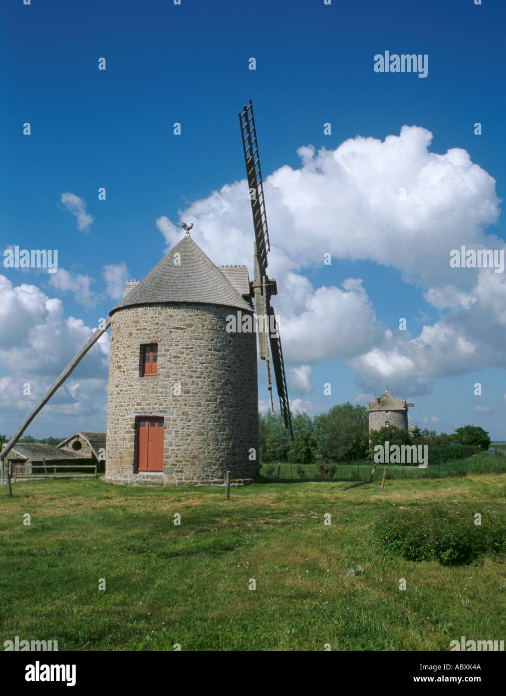 Tre antichi mulini a vento, villaggio di cherrueix, baie du mont st michel, Bretagne (Bretagna), Francia. Foto Stock