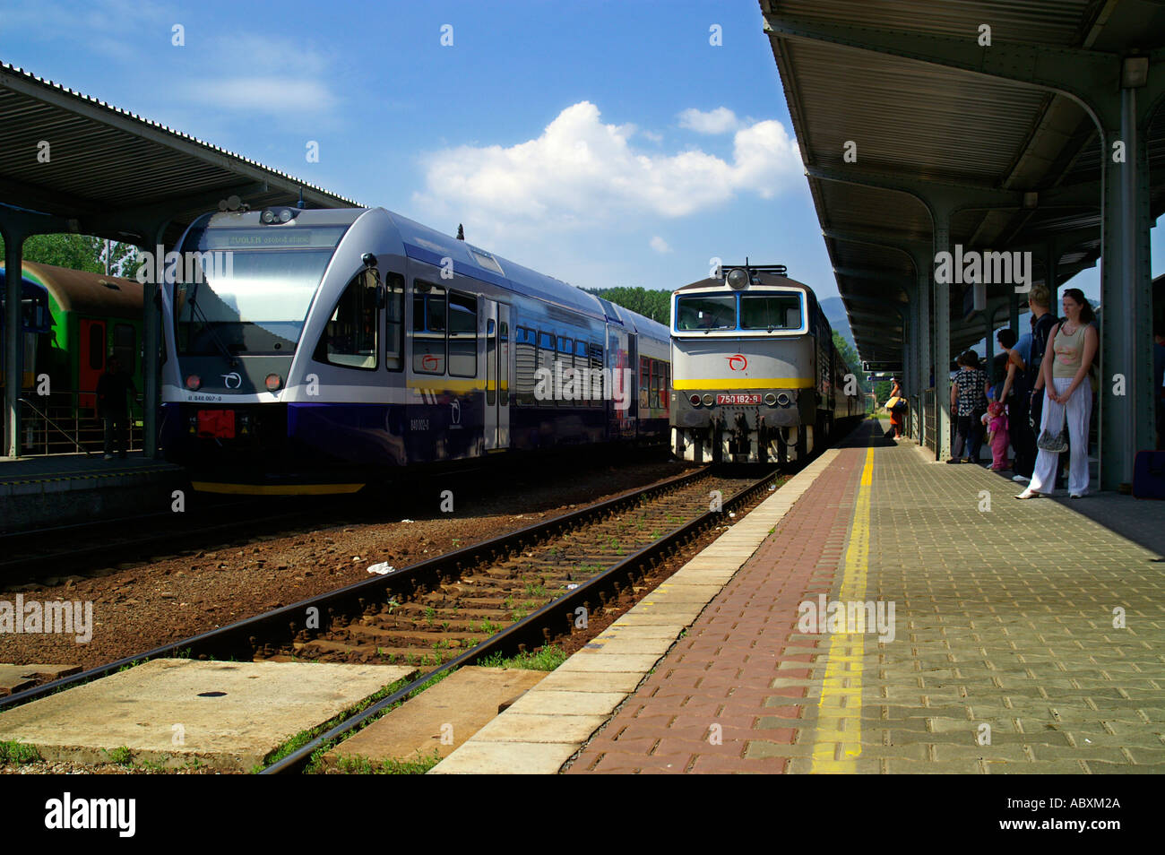 Treno in avvicinamento a Piattaforma in Banska Bystrica stazione, Slovacchia Foto Stock