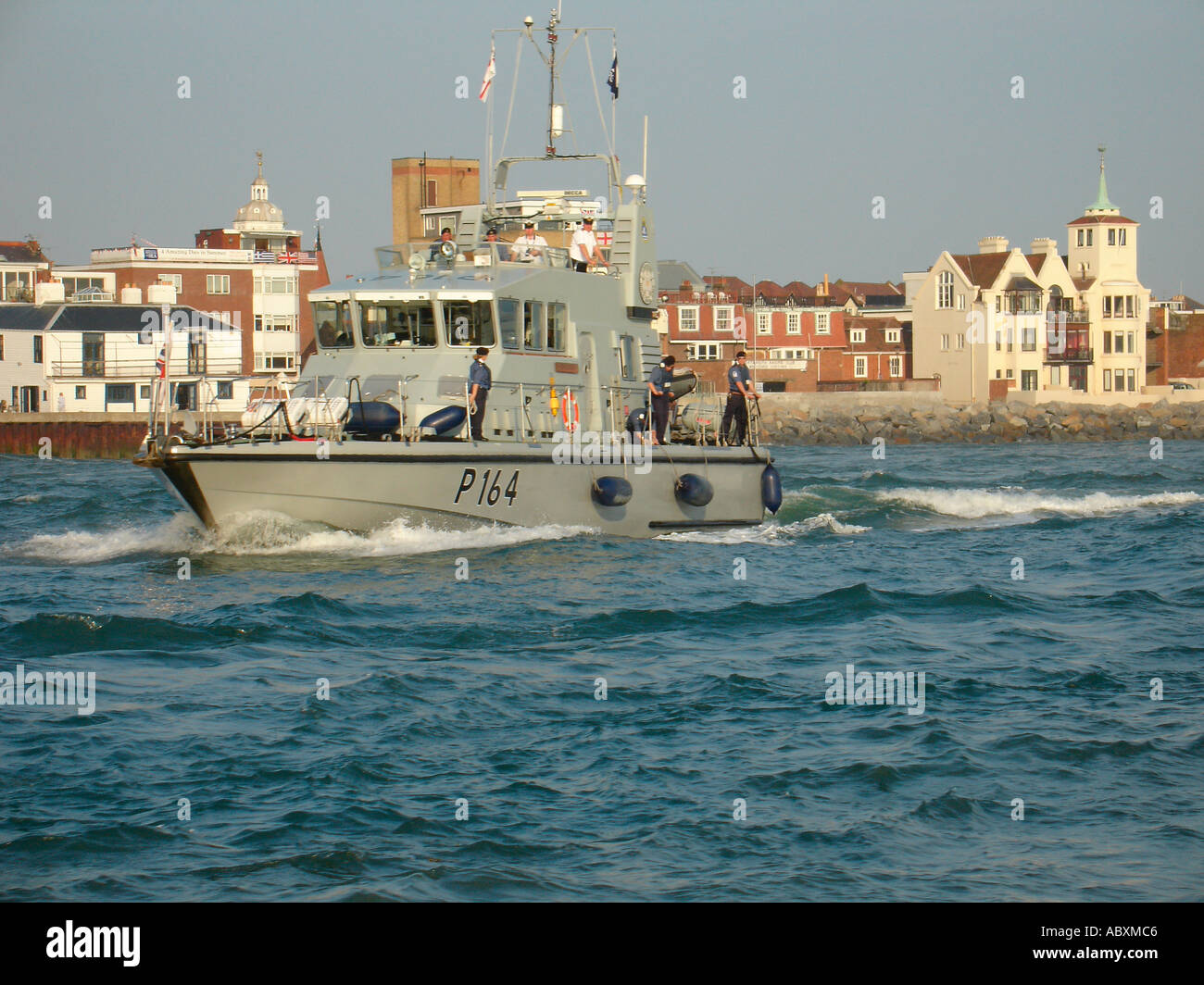 Royal Navy Patrol Craft HMS Explorer entrando in Portsmouth Porto HMS Explorer è attaccato all'Università reale di unità navali Foto Stock