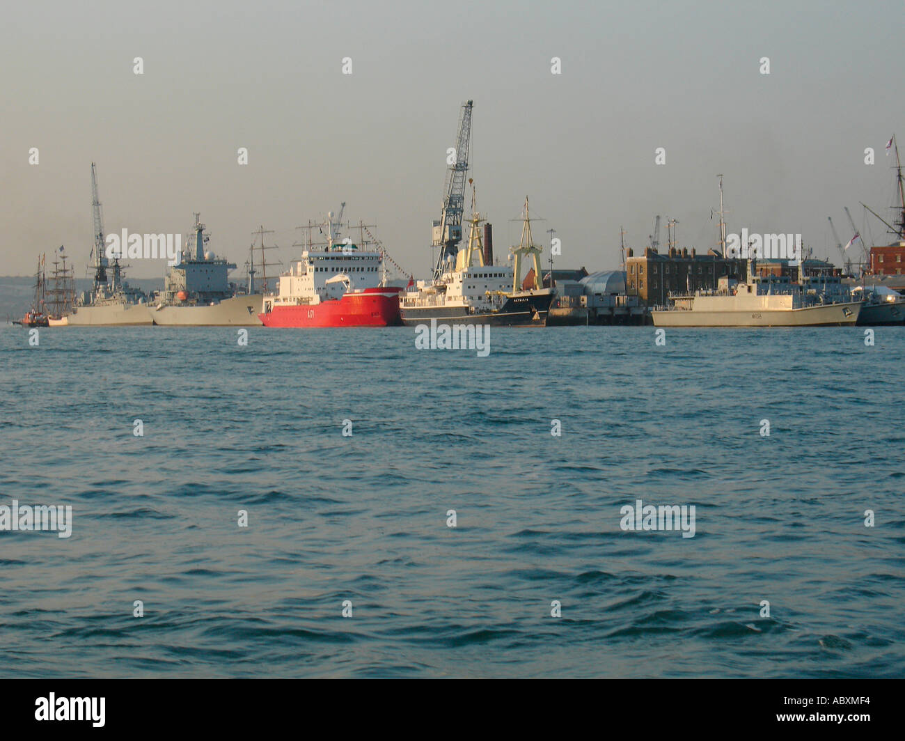 Le navi del riesame di colonna per il giugno 2005 flotta internazionale a fianco di revisione nel porto di Portsmouth Foto Stock